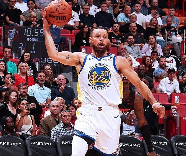 勇士挺身而出库里低迷1710客场力克魔术