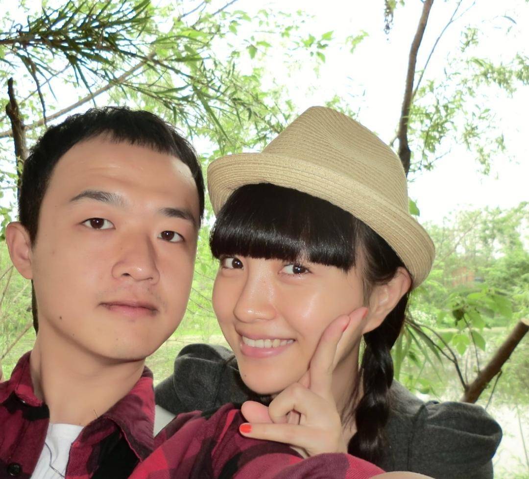 如今她和女儿依然是包贝尔的头号粉丝,这张合影也见证了包贝尔十几年