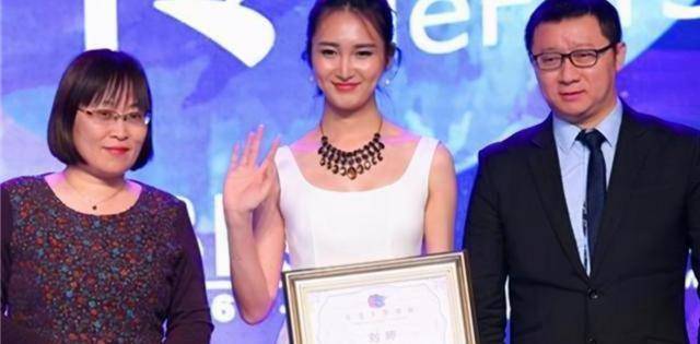 15年前那位背母上学的刘婷后来变性成女人现状如何