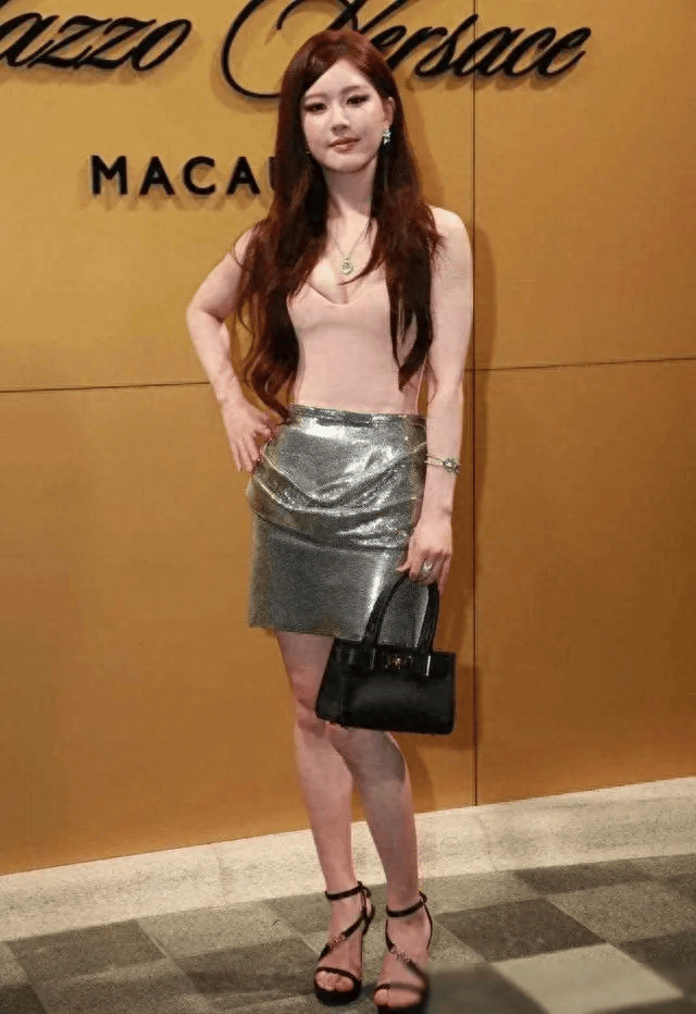 原创港媒辣评赵露思造型骚胸和炸半球都用上了是真敢说啊