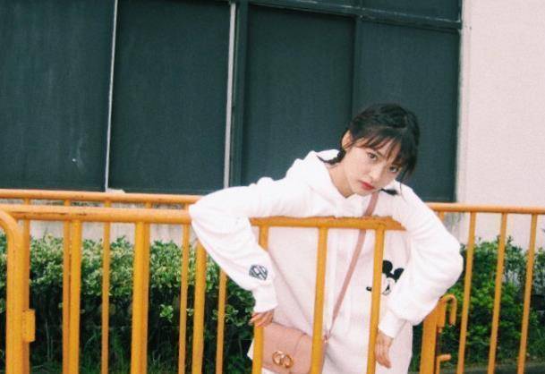 原创沈月热天穿卫衣小鸟腿抢镜盘子里减肥餐亮了一滴油不放