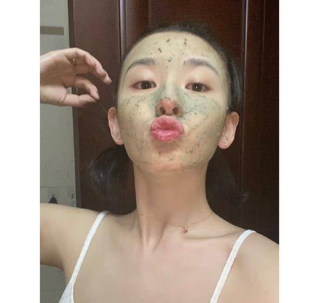 宋祖儿晒照扎小辫元气满满穿白色吊带秀精致锁骨却被质问几天没洗头