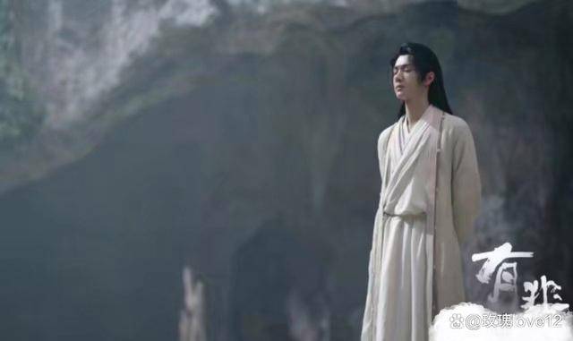 站在水边,似乎看破了红尘,长发也是很好看,江湖侠客的感觉王一博修长