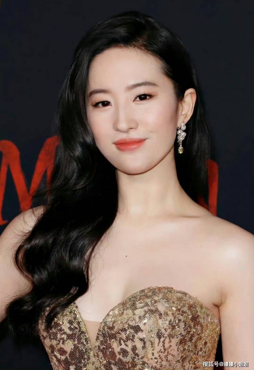 原创刘亦菲惊艳亮相蕾丝裙领口开到腰