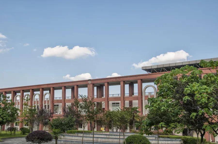 浪漫校园生活吧~作为四川8所国家级"双高院校"之一,成职院不仅有实力