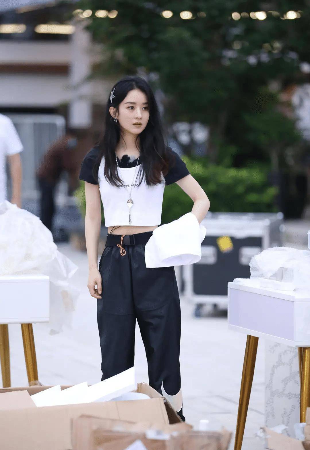 原创赵丽颖在路人镜头下太美了一套蓝色衬衫配学生袜嫩得像大学生