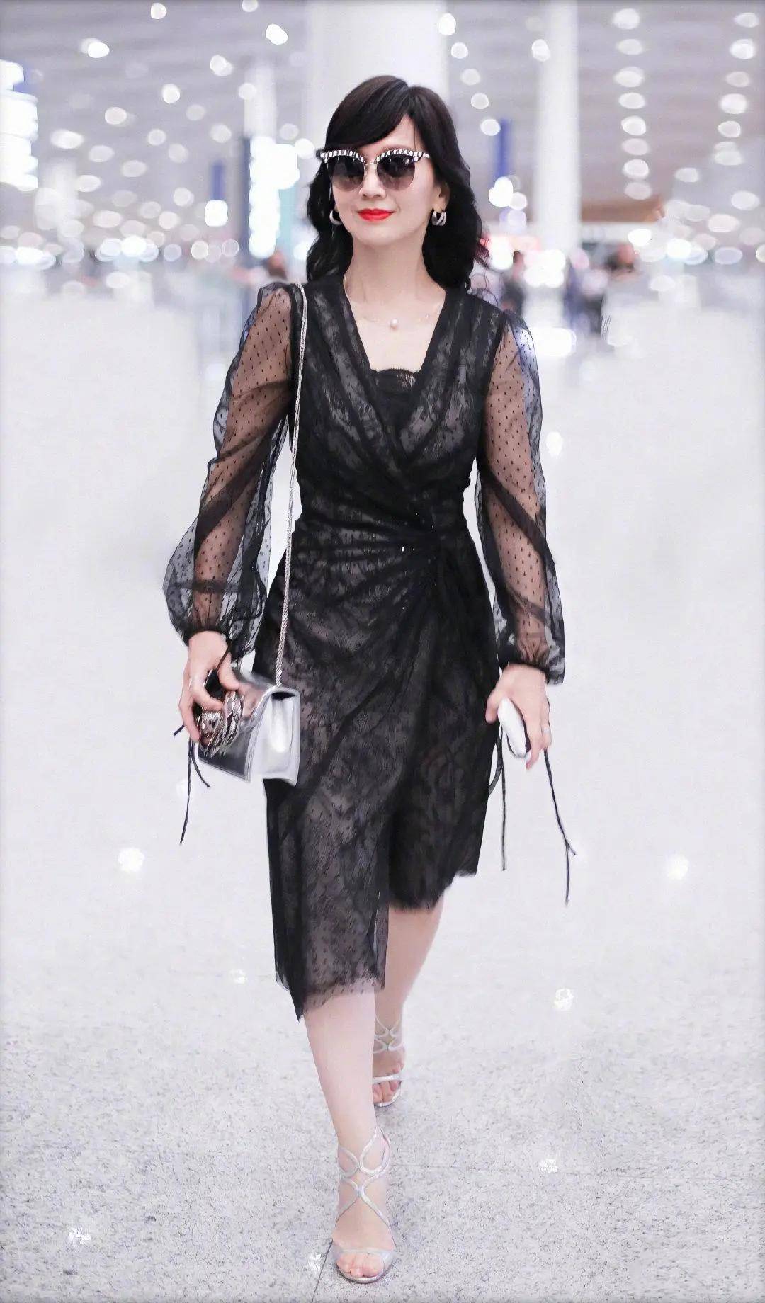 在机场街拍中,赵雅芝的穿搭同样引人注目.