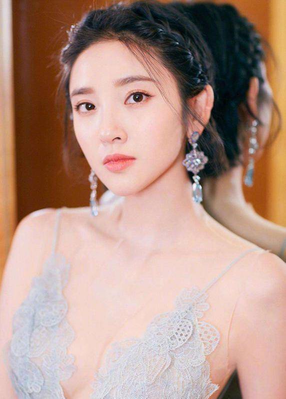 除了可爱迷人的石原里美拥有嘟嘟唇外,还有国内的女明星唐艺昕也是