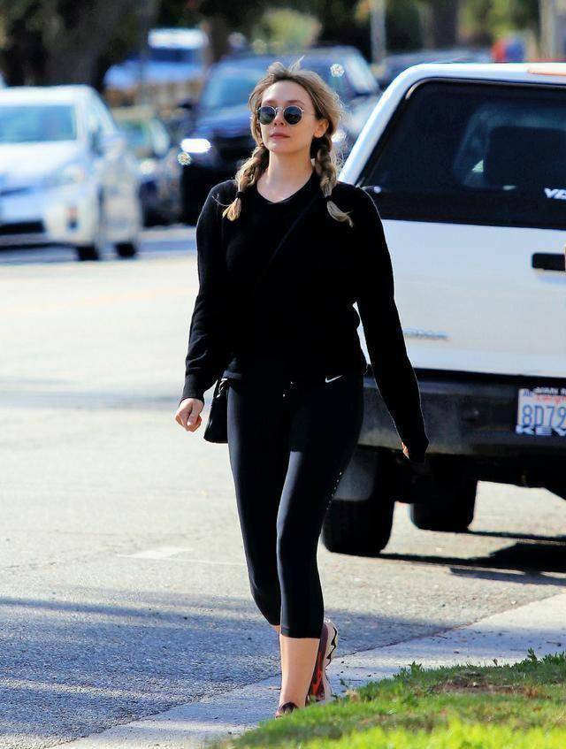 原创31岁奥妹伊丽莎白奥尔森近照双马尾纯素颜婉如18岁少女