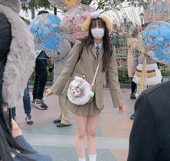 原创欧阳娜娜晒游客照男友视角开心比v一双竹竿腿瘦回90斤