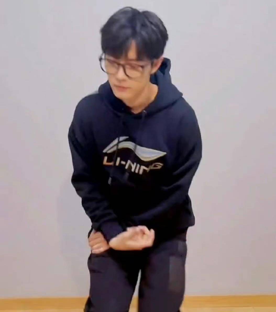 肖战深夜发福利玩扇子遭遇翻车近照瘦得有点脱相了