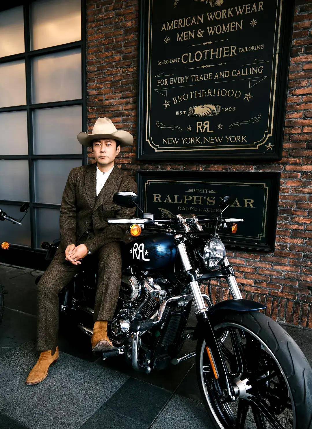 谭凯从小跟着外公学画画52岁仍然未婚和老母亲相依为命