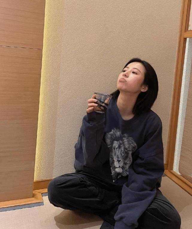 原创周雨彤演绎男友风灰色卫衣配黑色长裤比模特还有范儿