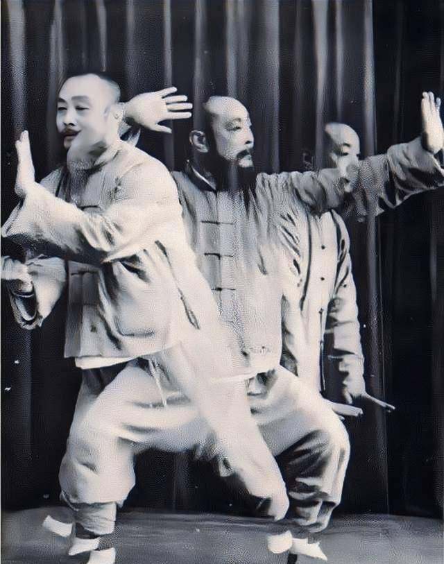 尤以腿法出众,所以称之"北腿",所谓"手是两扇门,全靠腿打人";南拳则以