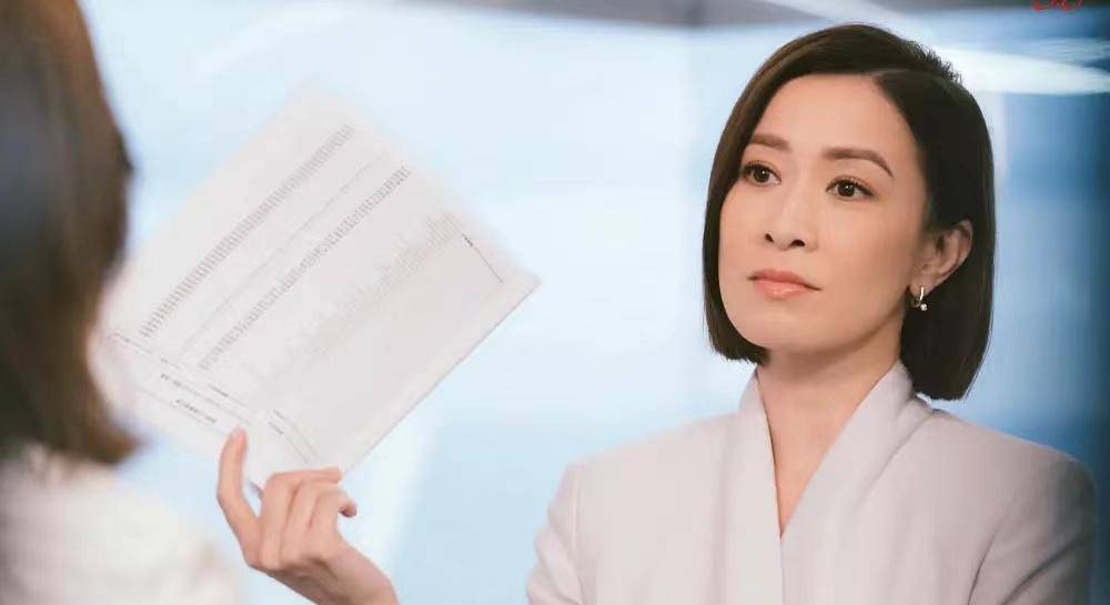 从《新闻女王》到《今天的她们》,49岁的她成"气场女王"专业户_佘诗曼