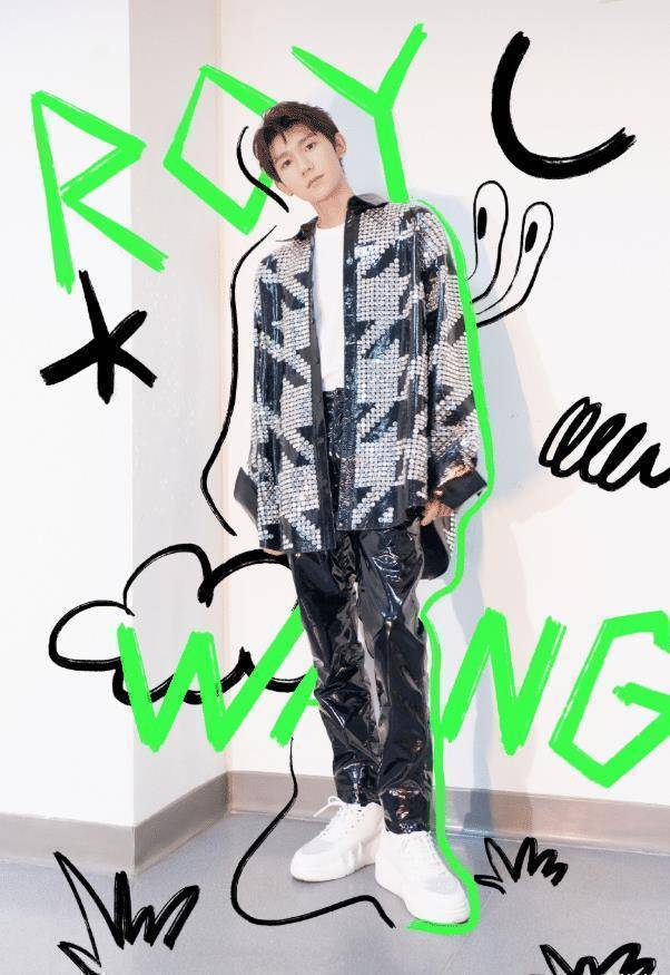 原创王源成年后太敢穿大胆挑战漆皮长裤不愧是tf家族颜值担当