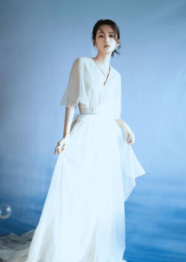 原创李沁怕摔倒特意拿小白鞋配西装本以为不合适谁知潮到我没话说