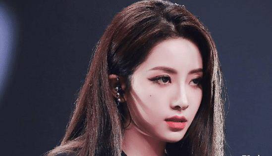 曾可妮,刘令姿中的一个,但无论哪一个出道都会被叫皇,除了戴萌,曾可妮