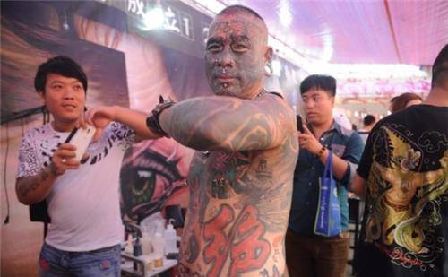 原创中国纹身第一人曾吓哭小女孩父母不愿相认他追求的是艺术吗