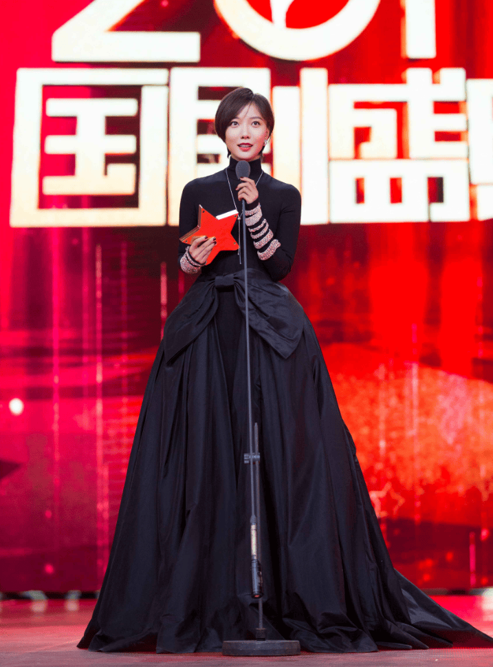 坎坷的王珞丹40岁仍未婚母亲上综艺节目里催婚她恨嫁吗