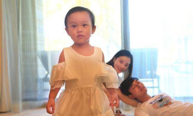 开挂式"长大,跟爸爸像复制粘贴,精致小脸美出新高度_贾乃亮_时候_节目