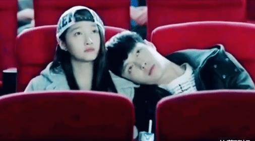 由于张艺兴在剧中饰演的角色,一直都暗恋着关晓彤,所以说在一些举动上