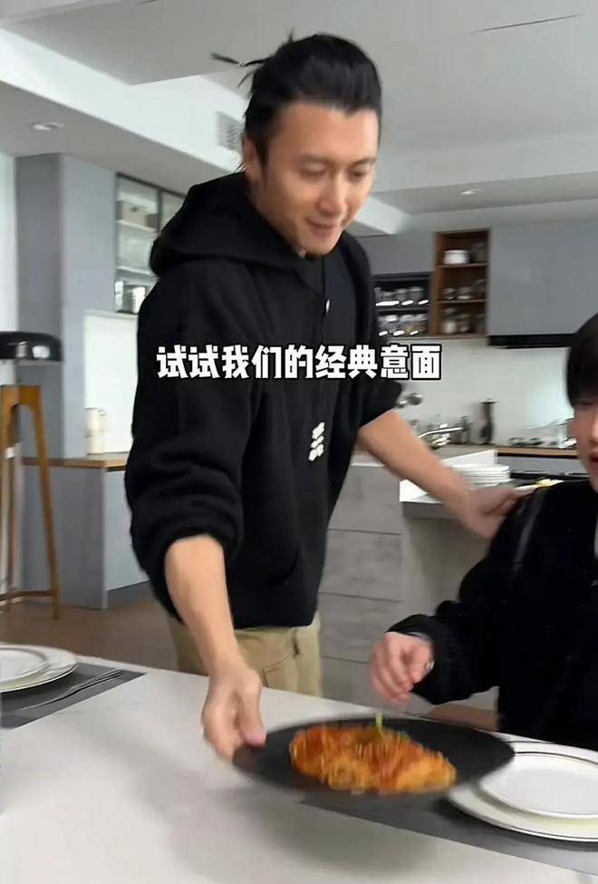 谢霆锋竟为网红白冰做饭,白冰直言"一般",场面一度尴尬!_评价_合作_网