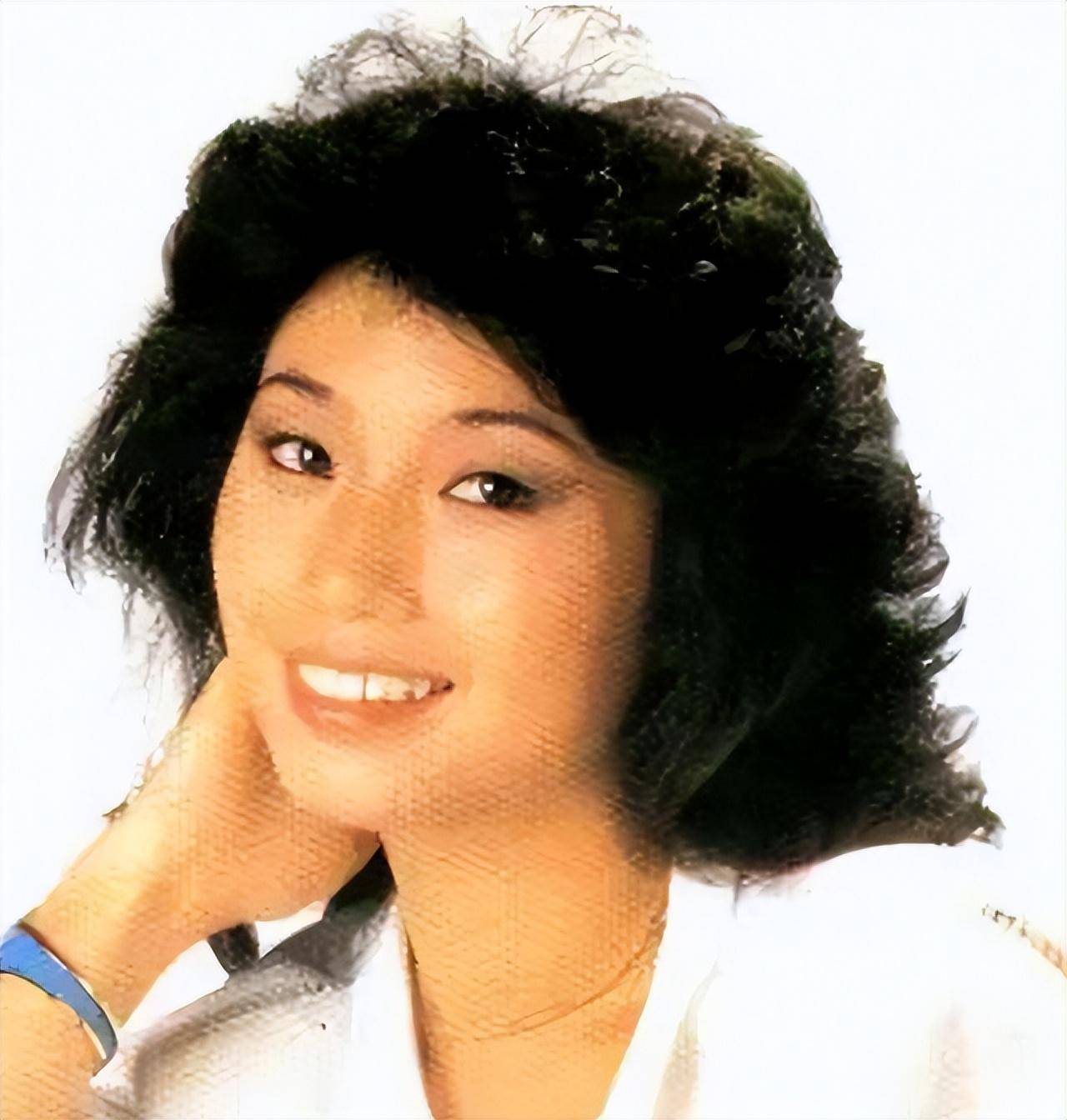 香港乐坛才女,为捧红郭富城放弃移民,痴情30年,如今63岁仍未婚_梁美薇