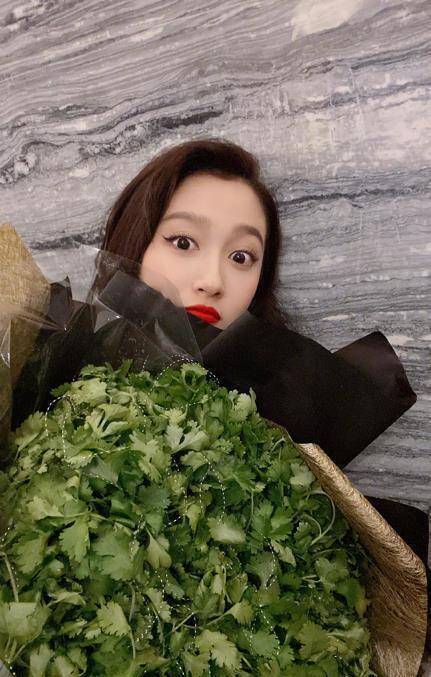 原创佟丽娅晒慵懒风自拍皮肤美得像十七岁拍照角度一秒回现实