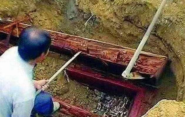 原创内蒙古挖出血棺工作人员刚揭开女尸面纱专家大喊危险快撤