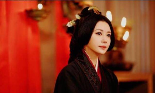 杜氏长大成人之后,凭着出众的相貌被许配给了下邳颇有能力的武将秦宜