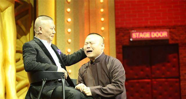 多年前岳云鹏曾被曹云金在台上暴揍如今再看真是讽刺