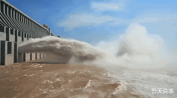 原创三峡大坝在汛期还要泄洪这正好说明了我国水利建设的强度不够