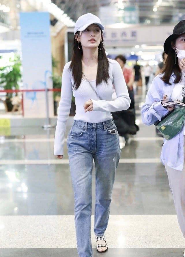 原创29岁李沁放开了穿穿无痕衣全程拿手捂放开后网友直呼爱了