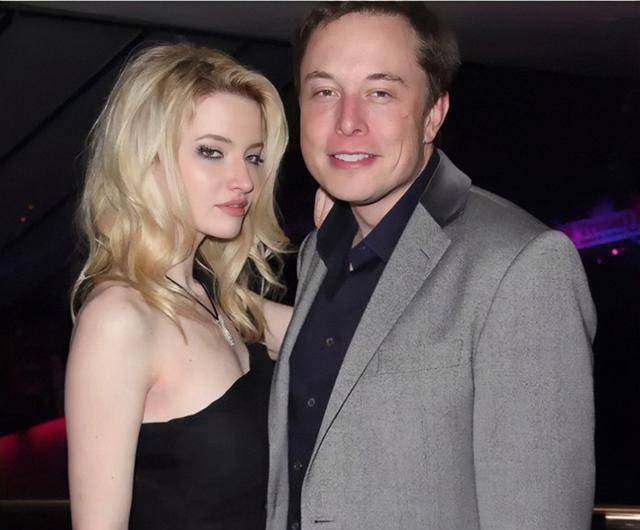 23岁的莱莉迷迷糊糊陷了进去,直到一年后,她才清醒过来,感觉马斯克