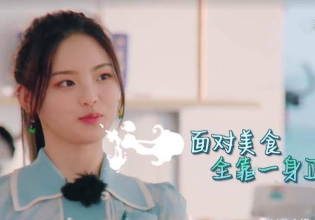 原创杨超越端菜被烫到谁听到刘宇宁小声嘟囔什么第一次对女孩这么宠