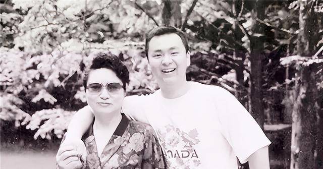 他们婚后不多久生下一个儿子,陈景润疼爱妻子,便想要让儿子跟着由昆姓