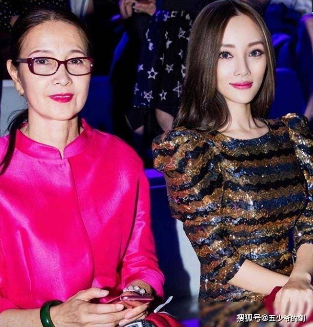 然而,除了她自己的光芒外,李小璐的妈妈张伟欣也是一位备受称赞的美丽
