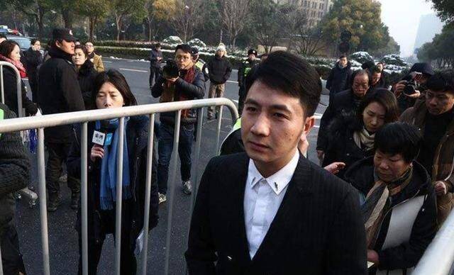 除此以外,和林生斌住在同一小区的业主爆料,他当时还把妻儿的照片发到