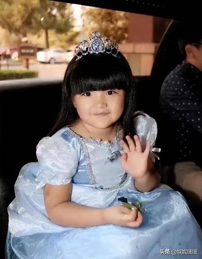 大家对于王诗龄的印象,大多停留在小时候圆圆的黑黑的"丑小鸭".