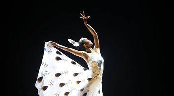 吃花瓣,裸背跳舞,62岁的杨丽萍真实状况不堪入目_舞蹈_生活_孔雀