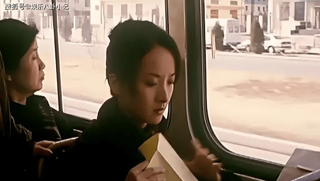 她是黄磊同班同学,与丈夫结婚24年零绯闻,12岁儿子长相帅气像她_谢兰