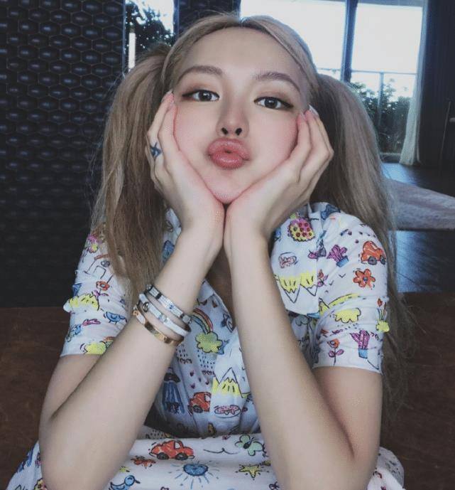 周扬青情伤后出行,穿小一码裙装秀凹凸比例,服装的图案在暗示啥?