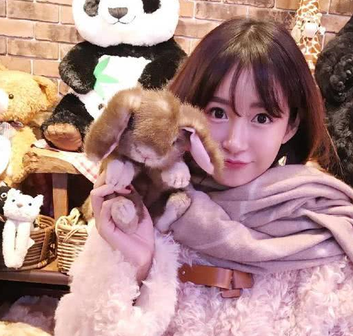 陈赫晒女儿正面照anan一身潮搭张子萱罕见出镜美呆了