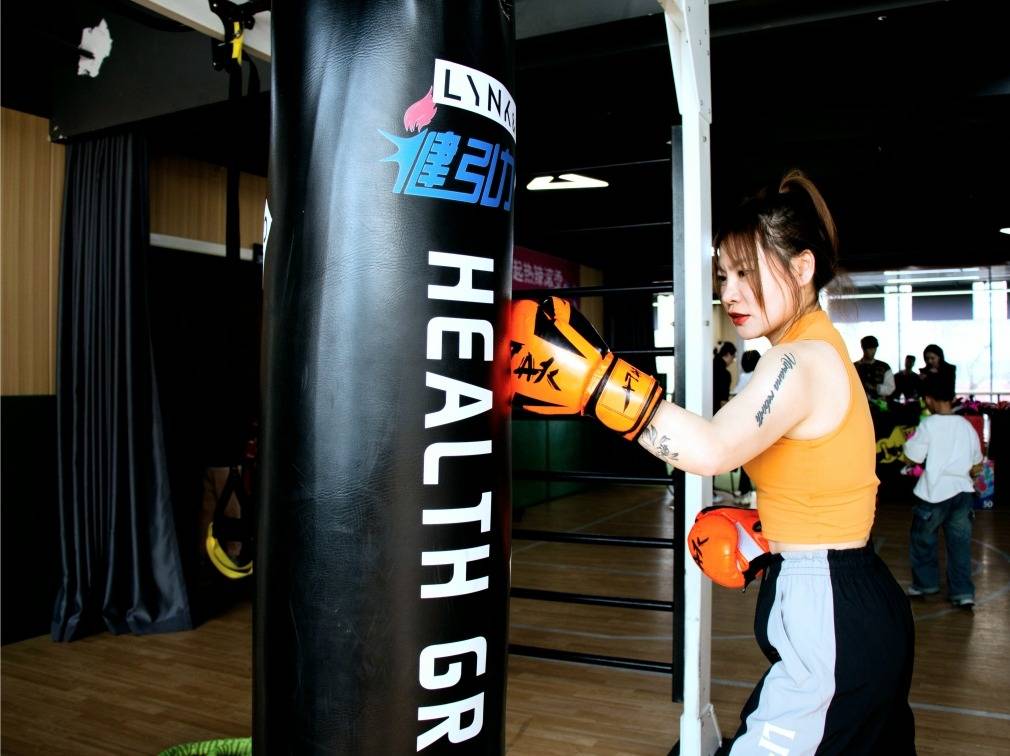 当一次拳击女孩/男孩带上拳击手套一起走进健身馆体验拳击运动的魅力