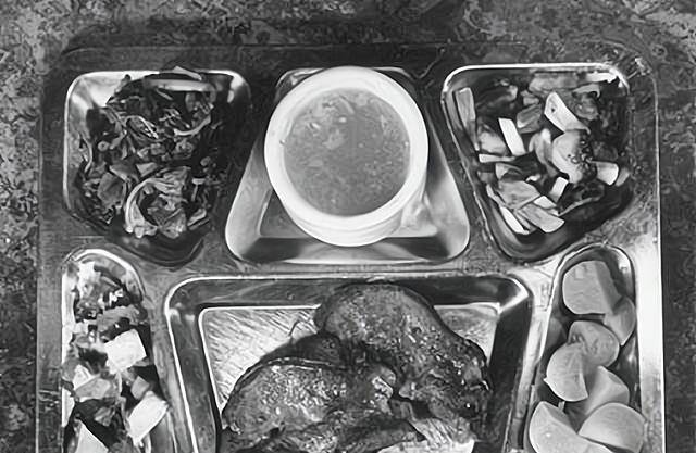 轰炸的原因,志愿军伤兵很难送到后方医院,冻伤士兵只能在战地医院截肢