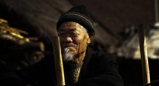 原创拾荒老汉攒下21万存款却因儿子不孝临死前藏进寿衣一同火化