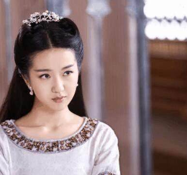 还有其它的迷妹们电视上看吧服装最多的是莫雨,莫雨的扮演者叫做