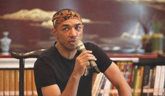 结语:有消息显示,雪华跟马克的婚后生活过得非常幸福.