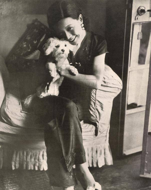 原创从佣人女儿开始错爱了一生25岁生日前一个月30万人为她送葬